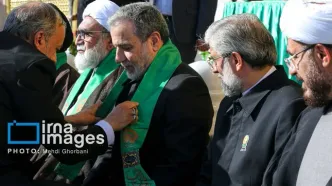 تعویض پرچم حرم مطهر امام رضا(ع) با حضور عراقچی