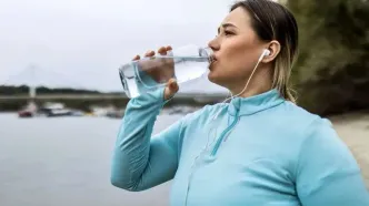 چه زمانی باید آب سرد، گرم یا ولرم بنوشیم؟