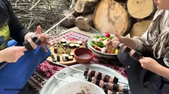 ببینید؛ غذای روستایی در گیلان؛ کباب کوبیده و بادمجان و پخت نان تازه در طبیعت