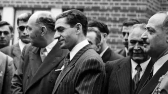 سفر در تاریخ؛ «محمدرضا پهلوی» در حال تست خودروی جگوار ئی-تایپ؛ سال 41