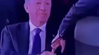 لحظه ای که اردوغان انگشت ماکرون را گرفت