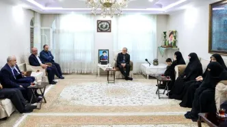 حضور پزشکیان در منزل ساده شهید رئیسی +تصاویر