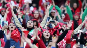 زنان و مردان در مشهد تماشاگر تیم ملی
