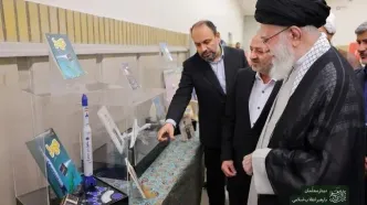 بازدید رهبر انقلاب از نمایشگاه «همه با هم برای ایران برای مدرسه»