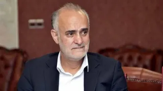 یک پرسپولیسی، جام را به تراکتور اهدا می‌کند