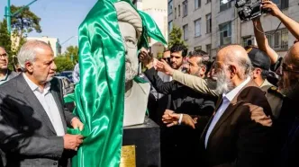 ببینید | رونمایی از سردیس شهید رئیسی در میدان پاستور تهران