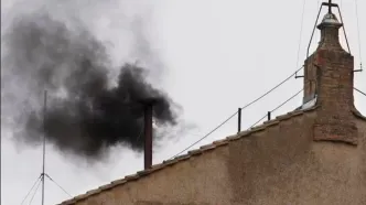 خروج دود سیاه از دودکش کلیسا؛ پاپ جدید انتخاب نشد