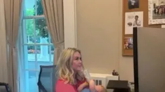 عکس بچه به بغل ِسخنگوی کاخ سفید سوژه شد