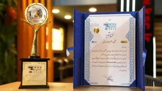 لوح تقدیر به عنوان شرکت برتر صادراتی در هفتمین نمایشگاه ایران اکسپو ۲۰۲۵ به غرفه شرکت فولاد خوزستان رسید