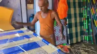 ببینید؛ مراحل دیدنی تولید انبوه پارچه لُنگی (Lungi) در پاکستان