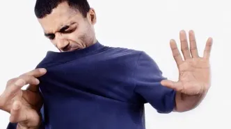 ۷ خوراکی که می‌توانند باعث بوی بد بدن شما شوند