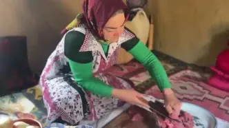 ببینید؛ غذای روستایی در گیلان؛ پخت واوایشکا با جگر گاو و تهیه دمنوش وحشی