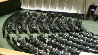 آغاز جلسه علنی مجلس: بررسی صلاحیت وزیر پیشنهادی اقتصاد در دستور/  حضور رئیس جمهوری در جلسه رای اعتماد
