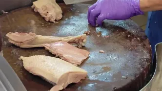 ببینید؛ غذای خیابانی در تایوان؛ پخت غاز به یک روش سنتی متفاوت در تایپه