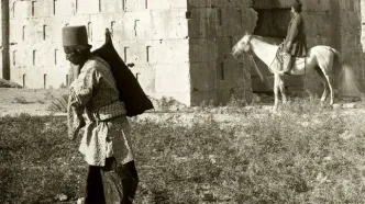 تصاویری از «بساط چای کنار کعبۀ زرتشت» تا «شن‌بازی شاهزاده قجری در ساحل دریای خزر»