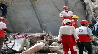 خبر فوری؛ زنده بیرون آمدن یک مرد و دو زن از زیر آوار در خیابان هویزه تهران