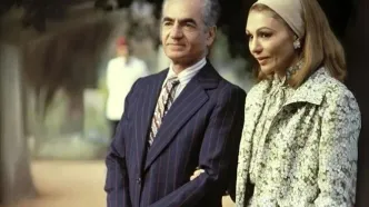 تصویر؛ «پدرزن محمدرضا پهلوی» در کنار سگ‌هایش؛ سال 1320