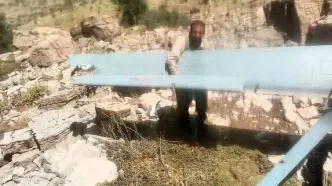 مردِ روستاییِ لُر این بار با شکار هرمس از کوه برگشت | تصاویری از لاشهٔ پهپاد هرمسِ