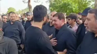 فرزند شهید حاجی‌زاده در آغوش مخبر در بهشت زهرا (س)