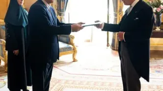 سفیر ایران در انگلیس استوارنامه خود را تقدیم پادشاه انگلیس کرد