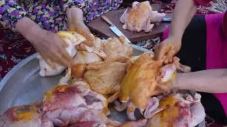 غذای روستاهای گیلان؛ پخت مرغ بریانی در بشکه و نان تازه