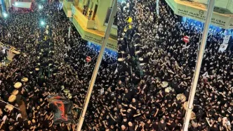 تصاویر؛ با وجود تهدید و سرکوب؛ پرچم امام حسین(ع) در بحرین برافراشته شد
