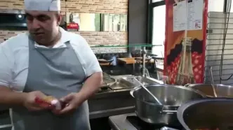 ببینید؛ غذای خیابانی در ترکیه؛ پخت خورشت بادمجان، کیک و تهیه سالاد در استانبول