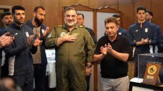 تصاویر؛ هدیه امیر قلعه‌نویی به فرمانده نیروی هوایی ارتش