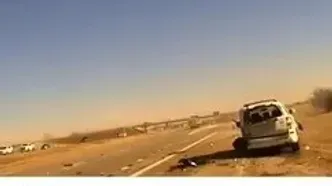 ببینید؛ لحظه تصادف هولناک خودروی شاسی‌بلند در حاشیه اتوبان؛ مامور پلیس به آسمان پرت شد!