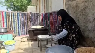 ببینید؛ غذای روستایی در ایلام؛ پخت نان ساجی و خوراک بامیه و گوجه