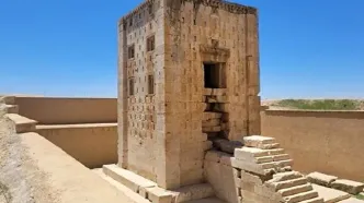 خوشگذرانی دو مسافر در اطراف کعبه زرتشت ۱۴۰ سال پیش با سماور زغالی