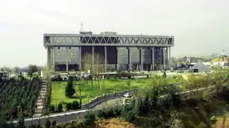 رییس صداوسیما در دفتر کار جدیدش پس از موشک‌باران ساختمان شیشه‌ای