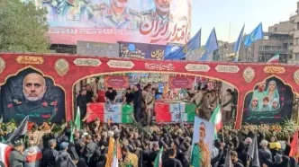 تصویری جالب از عراقچی در مراسم تشییع امروز