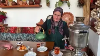ببینید؛ غذای روستایی در آذربایجان؛ برداشت خرمالو و تهیه کیک پای با آن ها