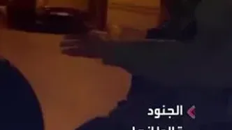 ببینید؛ پول پاشی سربازان اسرائیلی در خیابان‌های الخلیل