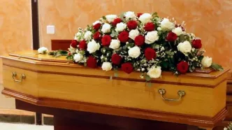 زن مرده حین مراسم تدفین زنده شد!