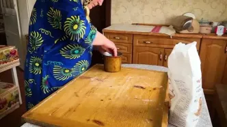 ببینید؛ غذای روستایی در اوکراین؛ پخت نان سنتی پاسکا توسط مادربزرگ 85 ساله
