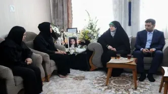 دیدار دختر و داماد پزشکیان با خانواده داغدار حسین‌ نژاد/ ویدئو