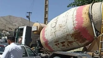 برخورد میکسر بتن با ۳ خودرو و یک ساختمان در سعادت‌آباد