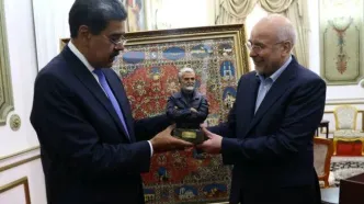 اهدای تندیس سردار سلیمانی به مادرو رئیس جمهور ونزوئلا توسط قالیباف