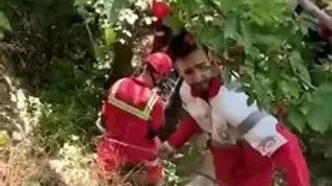 ببینید|  نجات زن باردار ۲۰ ساله سقوط کرده از ارتفاعات ۱۵۰ متری کن