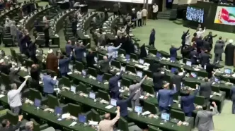 شعار مرگ بر آمریکا و مرگ بر اسرائیل در مجلس پس از تصویب طرح تعلیق همکاری با آژانس اتمی