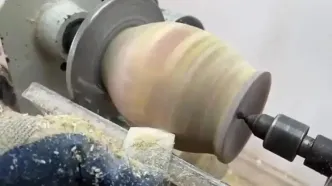 ببینید؛ فرآیند دیدنی ساخت یک گلدان رنگارنگ با رزین اپوکسی و چوب بستنی رنگی