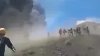 لحظه فرار گردشگران از آتشفشان آتنا در سیسیل از نگاه دوربین شخصی