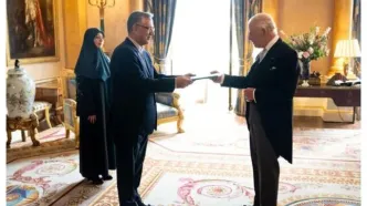 استوارنامه سفیر ایران به پادشاه انگلیس تقدیم شد