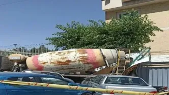حرکت ناگهانی میکسر بتن در سعادت‌آباد فاجعه آفرید | آسیب 3 خودرو پارک شده در خیابان + عکس
