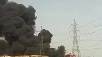 فیلم آتش سوزی در انبار ضایعات اطراف بندر شهید رجایی ! / آسمان سیاه شد + جزییات