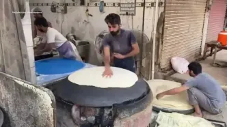 ببینید؛ مراحل تماشایی پخت نان محلی ماندا در کراچی پاکستان