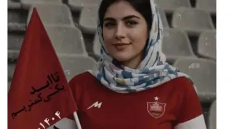 تصویری از مزار الهه‌ حسین‌ نژاد با پرچم پرسپولیس