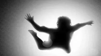 تلاش‌های جانسوز دختر خردسال برای انصراف مادرش از خودکشی دل همه را به درد آورد! + فیلم